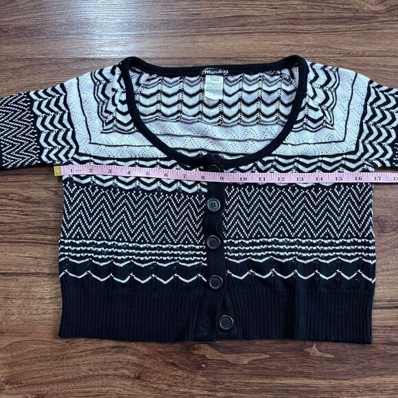 Mandee Women's Cropped Cardigan Short Sleeve Sweater Black Botton Down Sz Medium - Picture 3 of 5